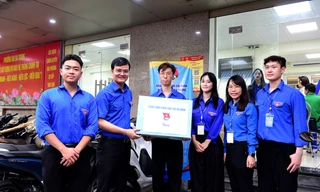 Ban Bí thư Trung ương Đoàn thăm, tặng quà đội hình tình nguyện hỗ trợ vận hành chính quyền hai cấp