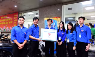 Ban Bí thư Trung ương Đoàn thăm, tặng quà đội hình tình nguyện hỗ trợ vận hành chính quyền hai cấp