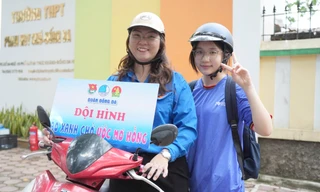 Niềm vui 'ế' khách của xe ôm áo xanh tiếp sức mùa thi