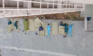 Xúc động hình ảnh 'những chiến binh thầm lặng' chống dịch Covid-19