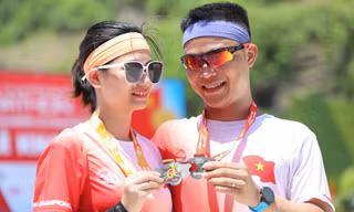 Nụ cười chiến thắng trên đường chạy giữa đại dương