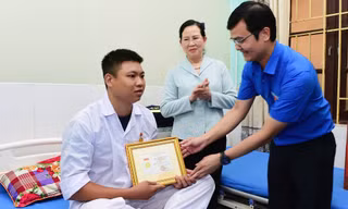 Trung ương Đoàn trao Huy hiệu 'Tuổi trẻ dũng cảm' tặng chiến sĩ công an cứu 6 người khỏi đám cháy 