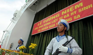 Đoàn Hành trình Tuổi trẻ vì biển đảo quê hương năm 2019 tưởng niệm các anh hùng liệt sỹ đã hy sinh tại quần đảo Trường Sa. Ảnh: Xuân Tùng