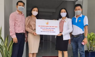 Đại diện Hội DNT Việt Nam tặng đồ bảo hộ y tế đến tỉnh Sóc Trăng