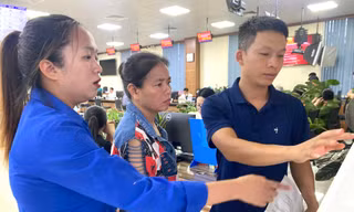 'Áo xanh' khí thế ra quân hỗ trợ người dân thực hiện dịch vụ hành chính công