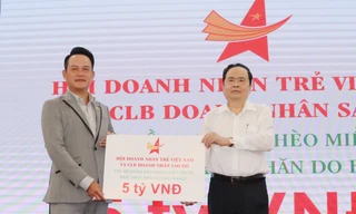 Anh Đặng Hồng Anh trao biển ủng hộ 5 tỉ sẻ chia khó khó khăn với đồng bào miền Trung bão lũ