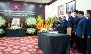 Bí thư thứ nhất Trung ương Đoàn TNCS Hồ Chí Minh viếng đồng chí Khamtay Siphandone