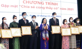Thứ trưởng Bộ GD&ĐT Ngô Thị Minh và Bí thư T.Ư Đoàn, Chủ tịch Hội LHTN Việt Nam tặng Bằng khen của Bộ GD&ĐT đến các thầy cô. Ảnh: Xuân Tùng