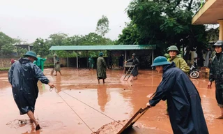 Đoàn cứu trợ lũ lụt hỗ trợ đưa bé trai 5 tuổi đi cấp cứu