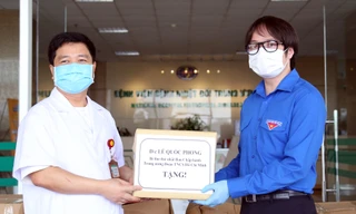 Đại diện Hội Thầy thuốc trẻ Việt Nam trao quà của Bí thư thứ nhất T.Ư Đoàn Lê Quốc Phong đến y, bác sĩ Bệnh viện Nhiệt đới Trung ương