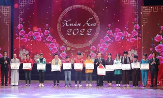 'Xuân ấm' trao nhà, học bổng sẻ chia vượt khó