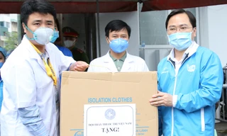 Lãnh đạo T.Ư Đoàn, T.Ư Hội LHTN Việt Nam trao tặng thiết bị chống dịch cho tuyến đầu hồi năm 2020