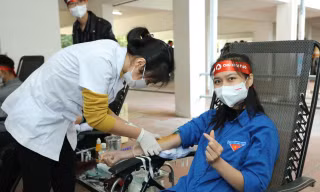 Sinh viên Quốc tế ĐH Thái Nguyên sẻ chia giọt hồng lan tỏa Chủ nhật Đỏ 2022