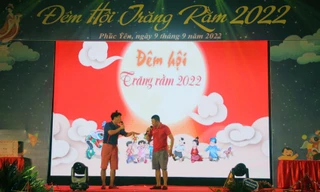 Nghệ sĩ Xuân Bắc - Tự Long cùng tung hứng tại Đêm hội trăng rằm ở Vĩnh Phúc