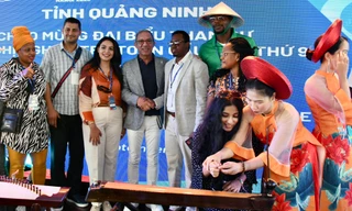 Đại biểu Nghị sĩ trẻ toàn cầu đội nón lá, trải nghiệm đàn bầu trong hành trình khám phá Vịnh Hạ Long