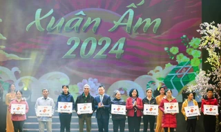 Tặng 20 sổ tiết kiệm và 40 suất học bổng 'Xuân ấm'