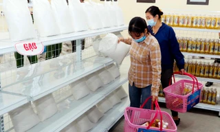 Thanh niên công nhân lựa chọn các mặt hàng tại siêu thị 0 đồng tại Hà Nam