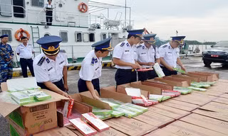 Bị truy đuổi, nhóm buôn lậu bỏ lại 68.000 bao thuốc lá để tháo chạy