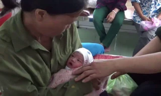 Bé trai còn nguyên dây rốn bị bỏ rơi ở đường làng