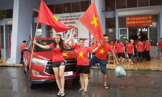 Cổ động viên Hải Phòng đội mưa chờ bóng lăn