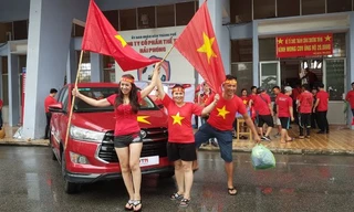 Cổ động viên Hải Phòng đội mưa chờ bóng lăn