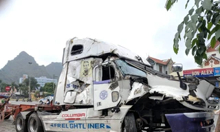 Container mất lái đâm liên hoàn nhiều người thương vong