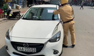 Quảng Ninh ghi hình, dán thông báo phạt tài xế đỗ xe không đúng quy định