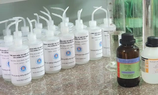 Nhiều trường đại học ở Hải Phòng điều chế dung dịch rửa tay khô phát miễn phí