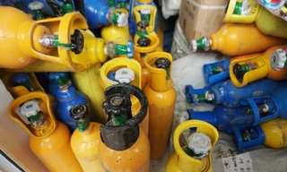 Phát hiện 2 container chứa hơn 400 bình nghi chứa khí cười N2O tại cảng Đình Vũ