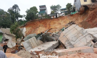 San gạt đất làm sập nhà, 16 hộ dân phải di dời khẩn cấp lúc nửa đêm
