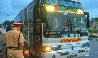 Nhồi nhét gần 90 người trên xe giường nằm, tài xế và nhà xe bị phạt 120 triệu