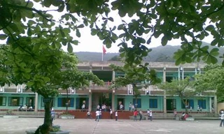 Vấp ngã bậc thang trường học, nam sinh lớp 3 tử vong