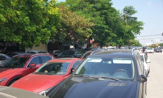 Vô tư bán vé giả, bãi xe tự phát tha hồ 'chặt chém' ở lễ hội chọi trâu Đồ Sơn