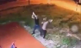 Người phụ nữ bị hàng xóm chém gần đứt lìa 2 cánh tay