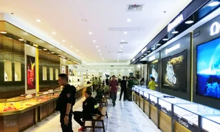 'Đột kích' trung tâm mua sắm, thu lượng hàng hiệu nghi giả gần 100 tỷ đồng