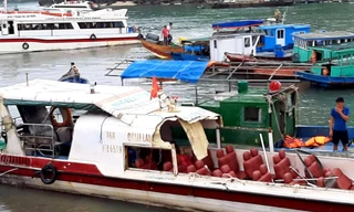 Tàu cao tốc chở khách bị tung mất nóc sau cú va chạm với tàu đánh cá.