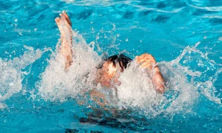 Đau đớn tột cùng vì không thể cứu vợ con khỏi dòng nước lạnh