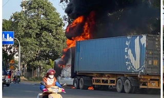 Quảng Ninh: Xe container bất ngờ cháy ngùn ngụt trên quốc lộ