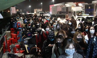 Dòng người và phương tiện xếp hàng dài đăng ký vào Quảng Ninh trong đêm