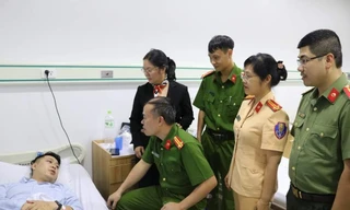 Chiến sĩ công an bị thương khi giải cứu thanh niên định nhảy cầu tự tử