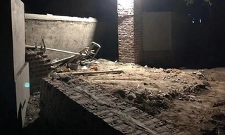 Sập cổng nhà đang xây, 2 người tử vong