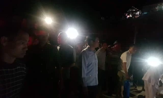 Xe tải trượt bánh đè sập nhà tạm, 2 mẹ con tử vong