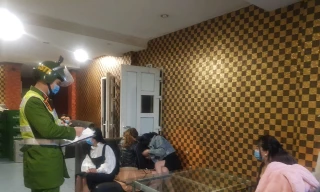 Hát karaoke chui giữa mùa dịch, khách và “tay vịn” cùng đi cách ly