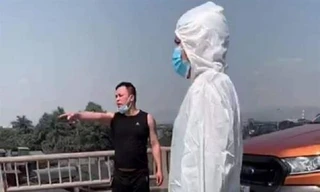 Tài xế xe bán tải tự ý tháo dỡ rào chắn, đấm CSGT tại chốt kiểm dịch