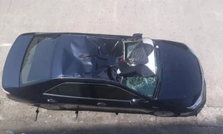 Chiếc xe bẹp dúm phần nóc, kính văng tung tóe.