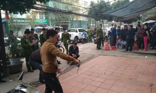 Lực lượng chức năng đang tiến hành khám nghiệm hiện trường vụ án mạng