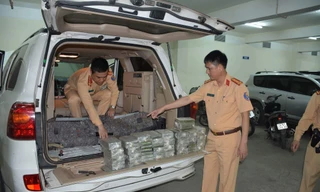 CSGT bắt xe biển Lào vận chuyển 100 bánh heroin