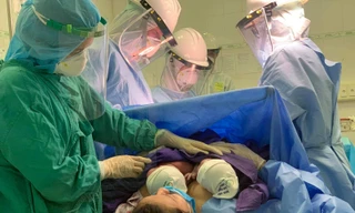 2 bé gái song sinh chào đời trong khu cách ly