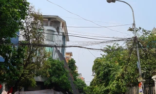 Nhà 5 tầng sụt nghiêng lúc thi công, dân khu phố nháo nhào sơ tán