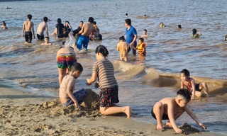 Nghìn người chen nhau tắm biển Đồ Sơn sau chuỗi ngày giãn cách xã hội